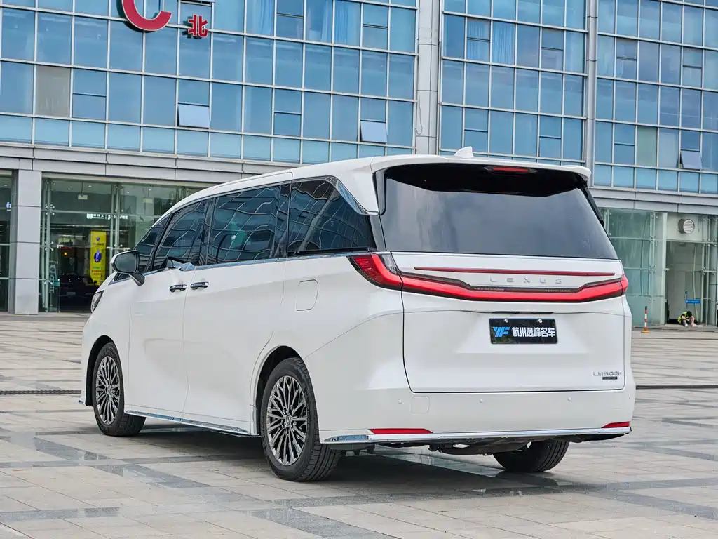Lexus LM 500h