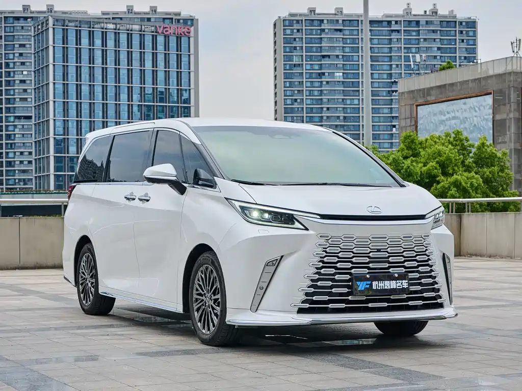 Lexus LM 500h