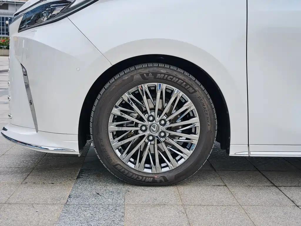 Lexus LM 500h
