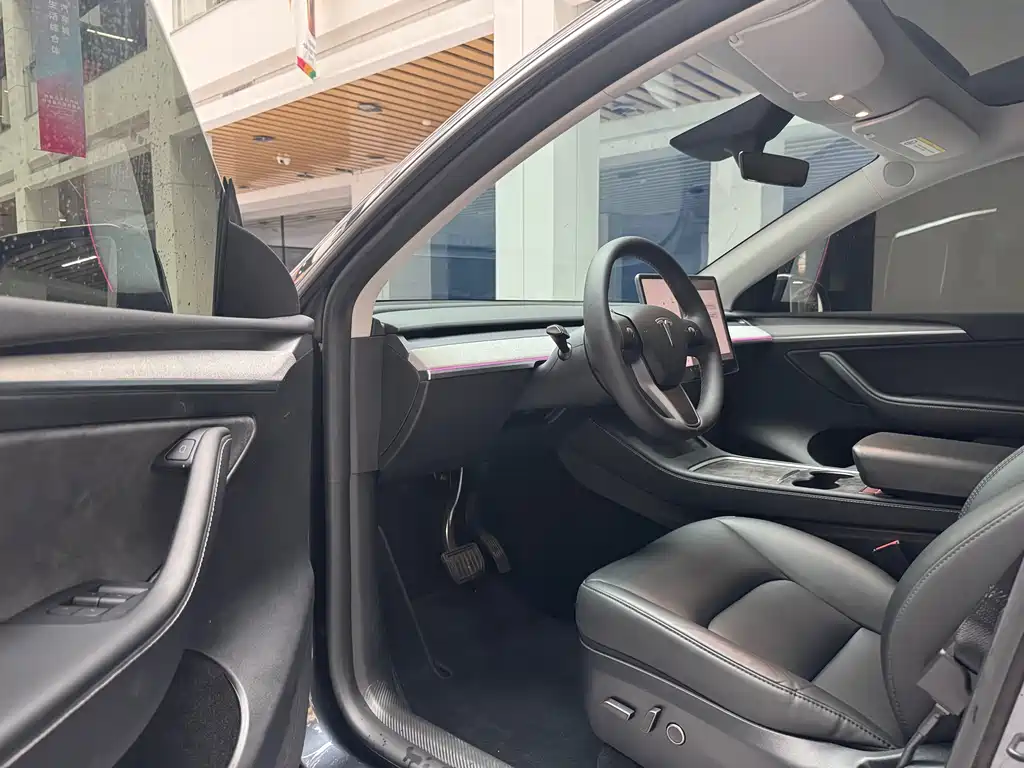 Tesla Model Y 2024 RWD