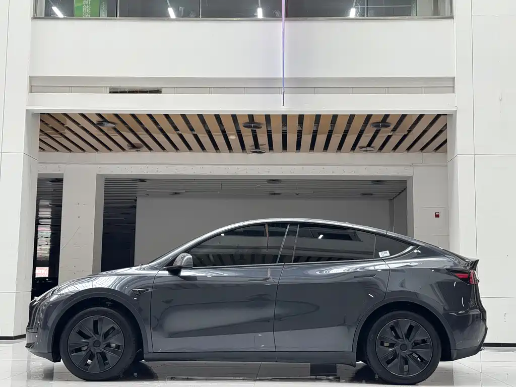 Tesla Model Y 2024 RWD