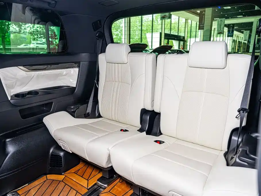 Lexus LM 300h