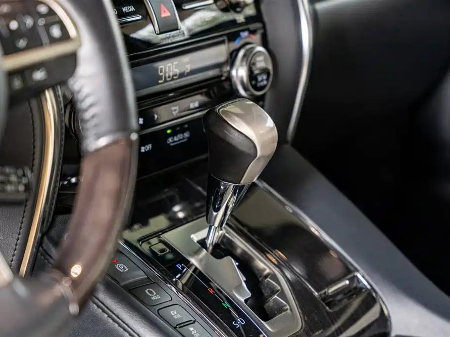 Lexus LM 300h