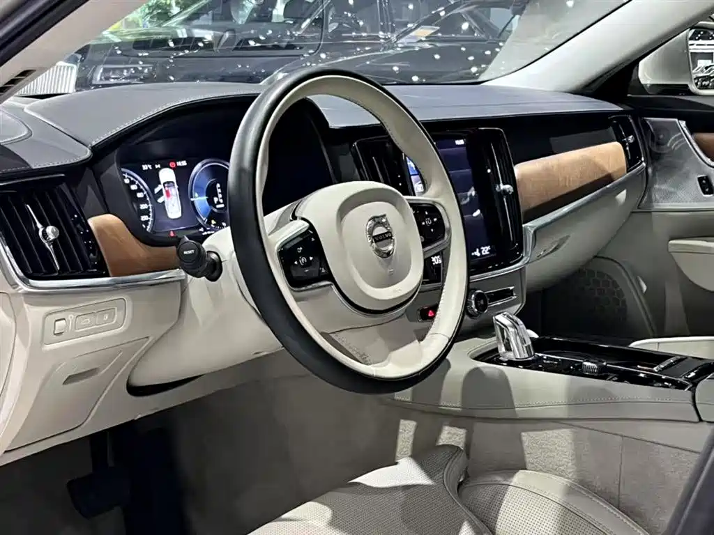 2019 Volvo S90 T8 E-Drive Hybrid Honor Edition 3-Seater