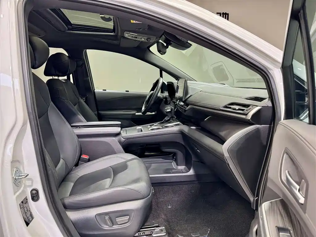 SIENNA 2023 2.5L HEV Platinum Edition