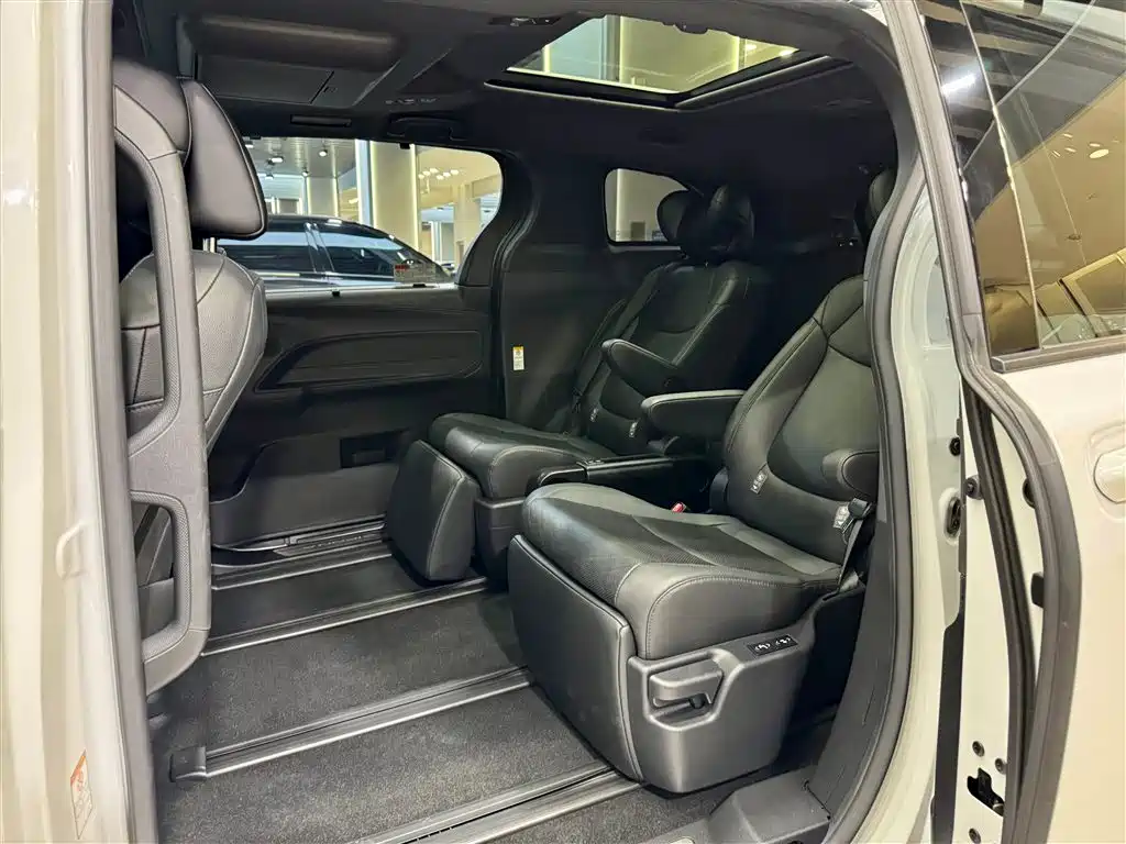 SIENNA 2023 2.5L HEV Platinum Edition