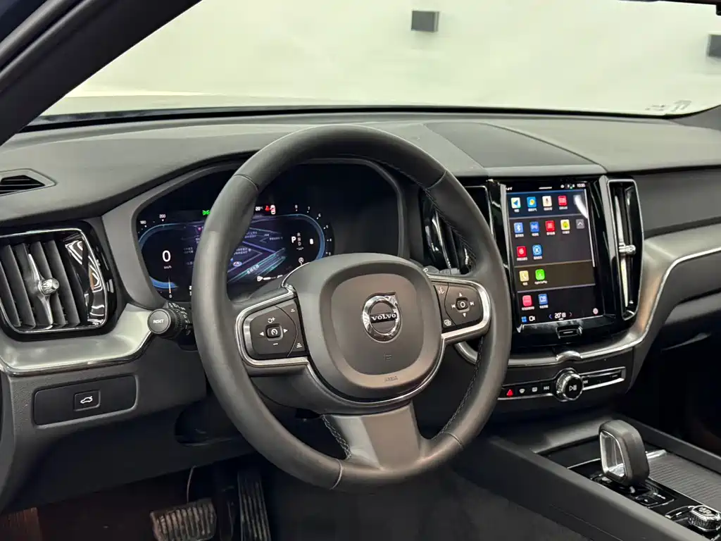 Volvo XC60 2023 B5 AWD Momentum Luxury Edition