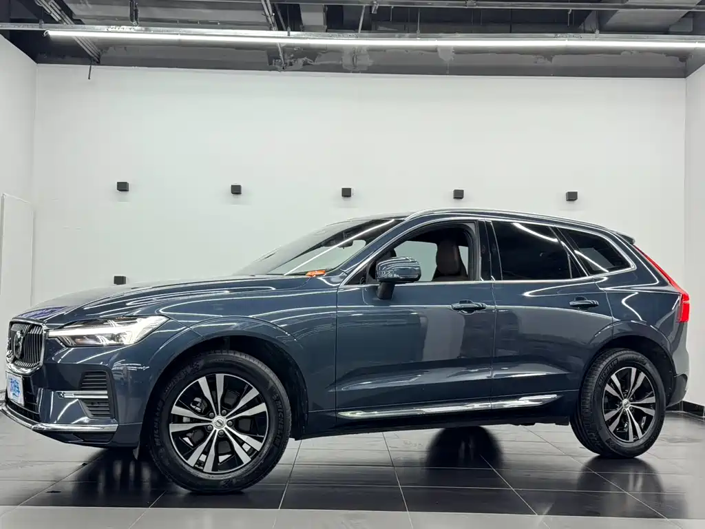 Volvo XC60 2023 B5 AWD Momentum Luxury Edition