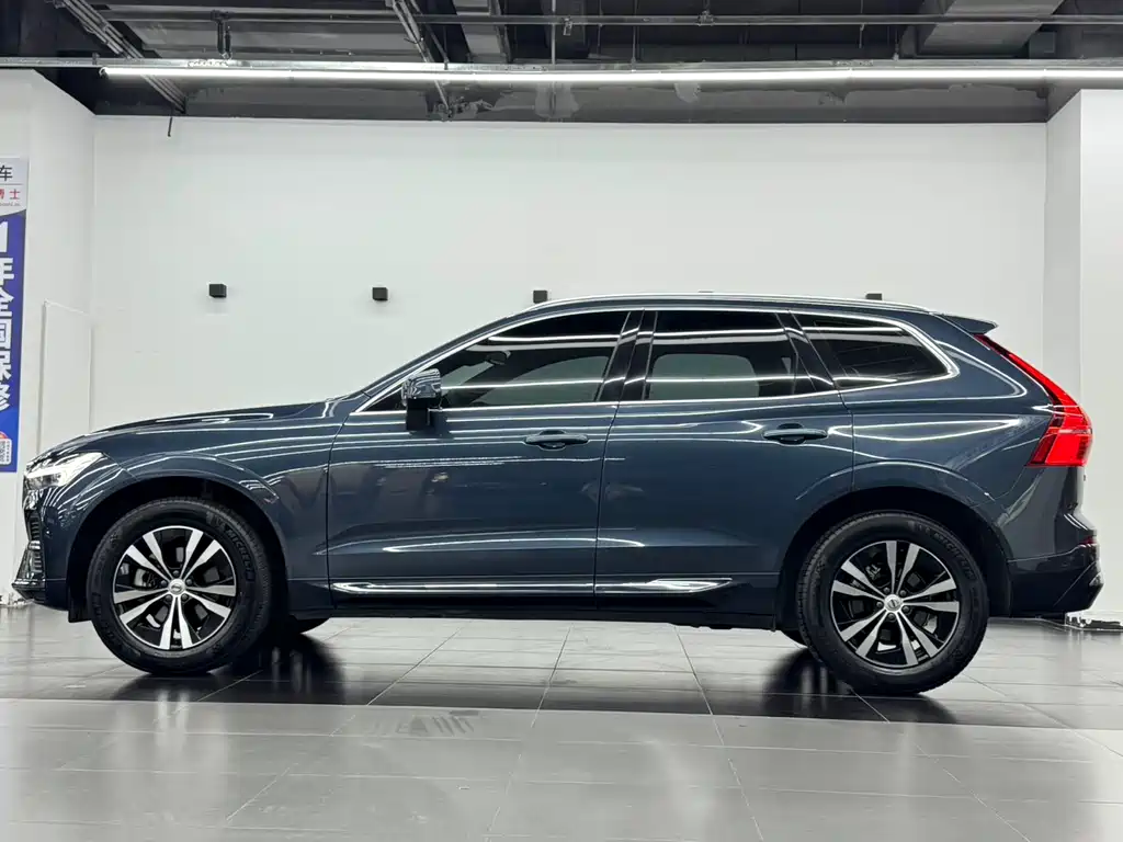 Volvo XC60 2023 B5 AWD Momentum Luxury Edition