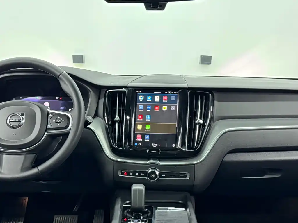 Volvo XC60 2023 B5 AWD Momentum Luxury Edition