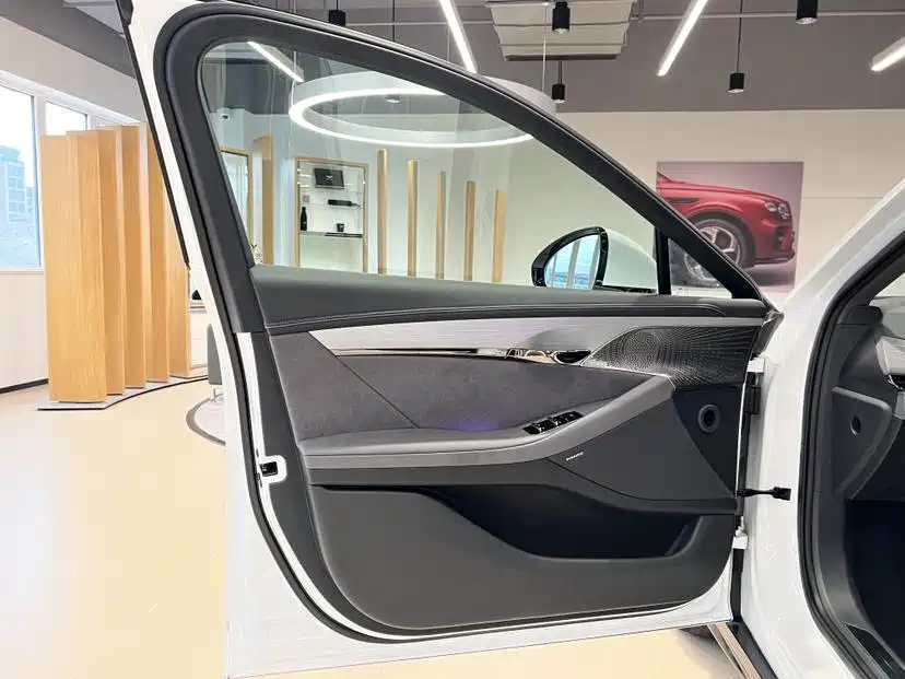 Voyah Zhuiguang 2024 PHEV AWD Ultra-Long Range Executive Edition