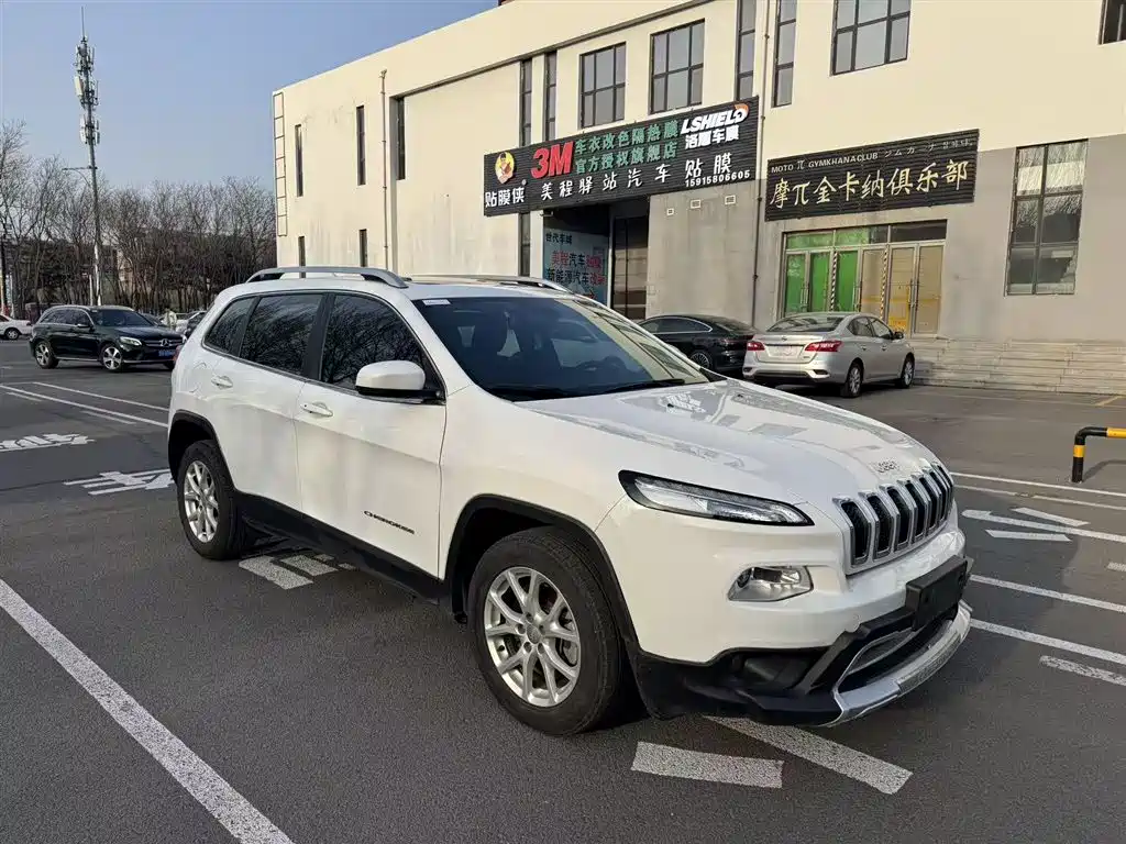 Jeep Cherokee 2017 model 2.0L Superior Edition