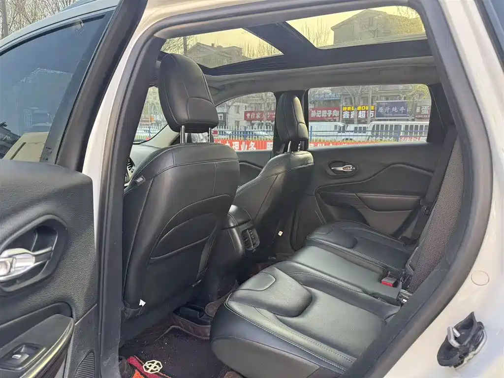 Jeep Cherokee 2017 model 2.0L Superior Edition