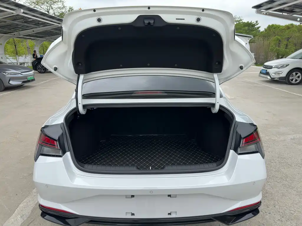 2021 Hyundai Elantra 1.5L CVT LUX