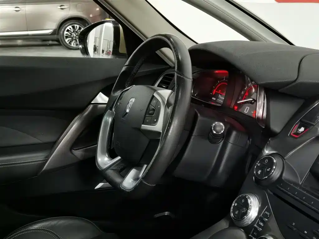 DS 5 2015 1.6T Elegant Edition THP160