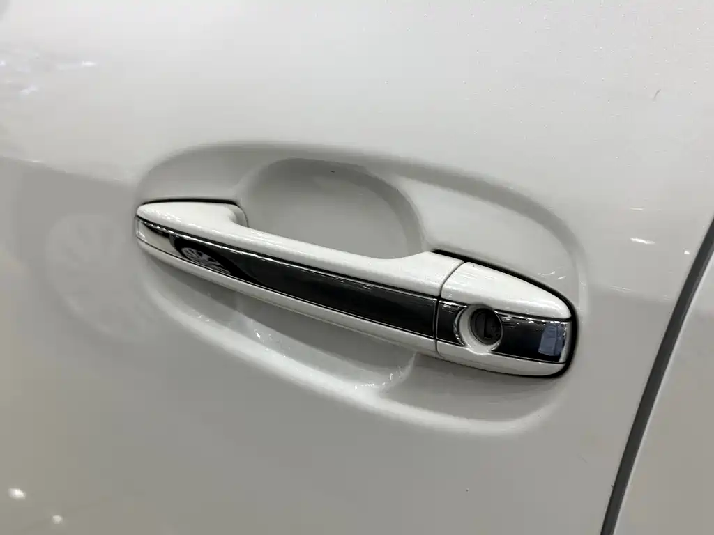 Yizhi 2015 180E CVT Crossover Edition