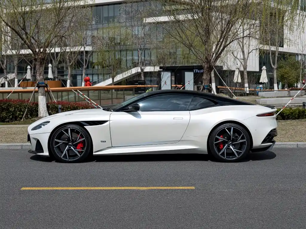 Aston Martin DBS Superleggera V12 Coupe