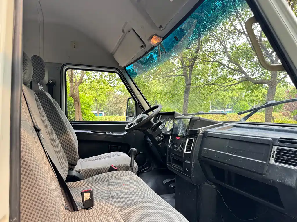 Iveco Daily 2017 2.5T A35 Passenger Van 5-7 Seats 47Z5