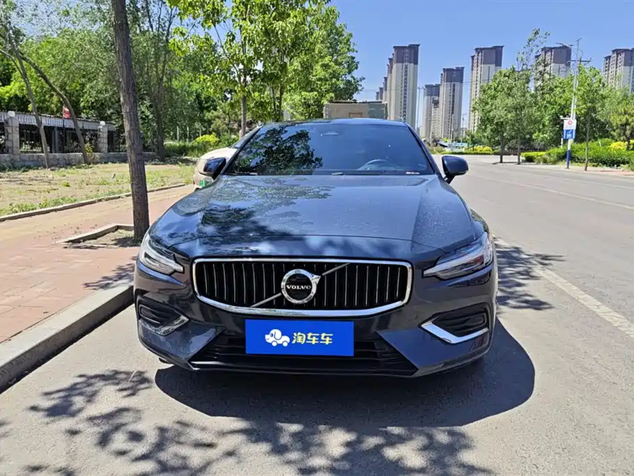 Volvo S60 2023 B4 Momentum