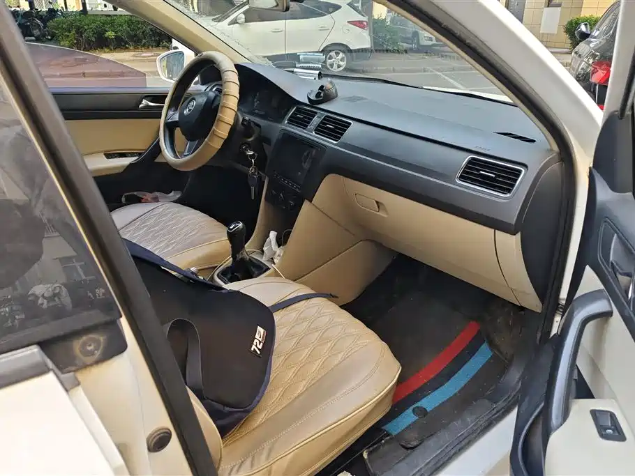 Skoda Rapid 2015 1.6L Manual Zhixuan