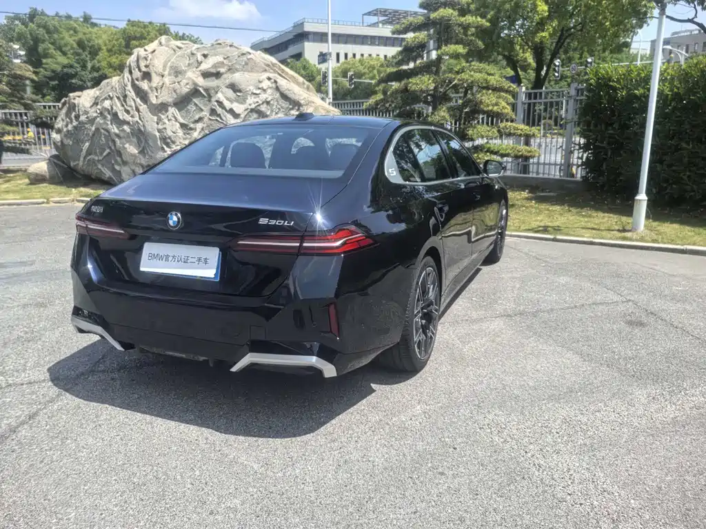 BMW 5 Series 2026 530Li Exclusive M Sport Package - фото 4