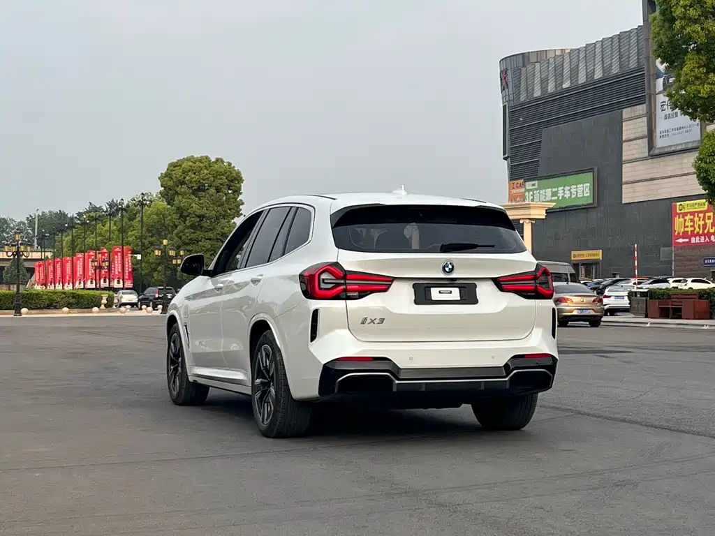 BMW iX3 2023 Leading Edition