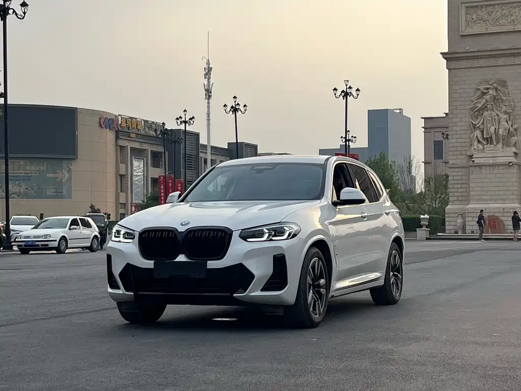 BMW iX3 2023 Leading Edition