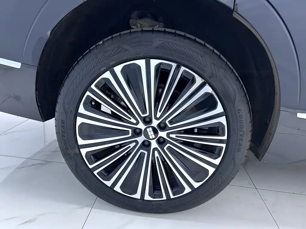 Galaxy M9 2025 210km AWD Navigator Edition
