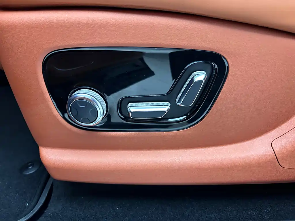 Galaxy M9 2025 210km AWD Navigator Edition