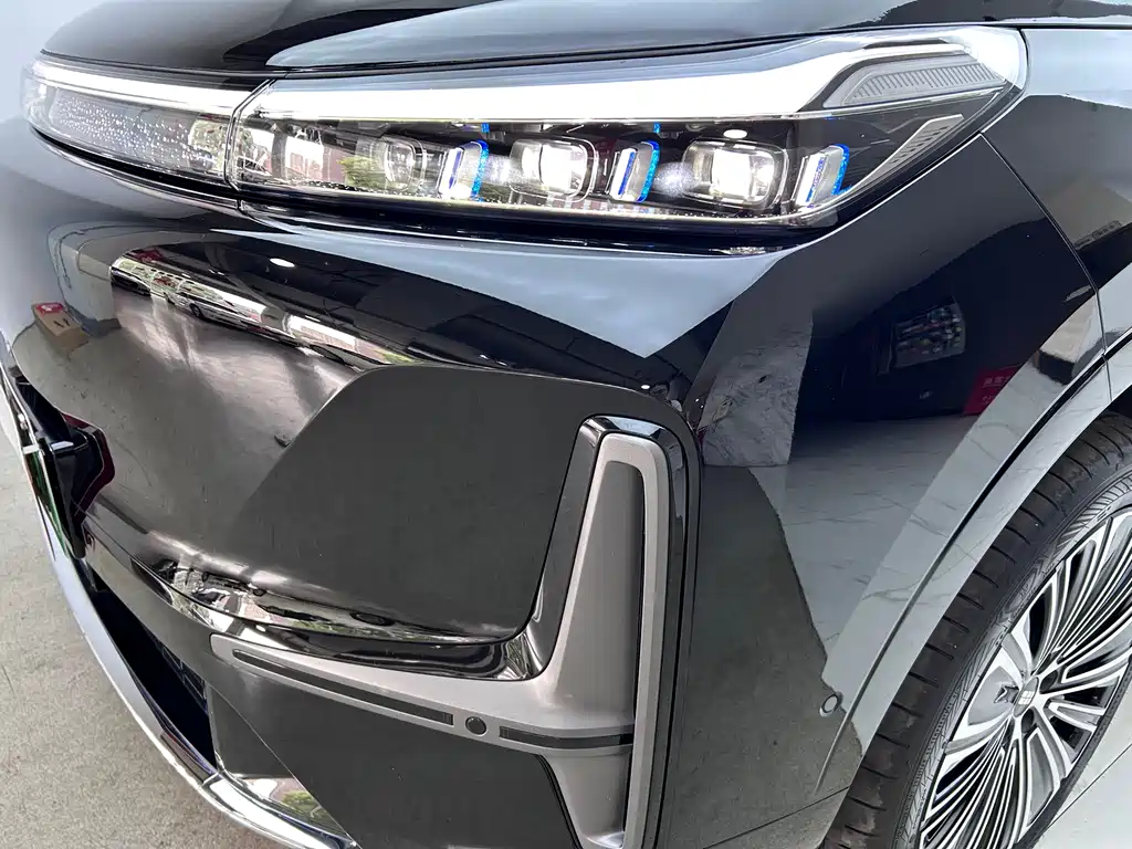Galaxy M9 2025 210km AWD Navigator Edition