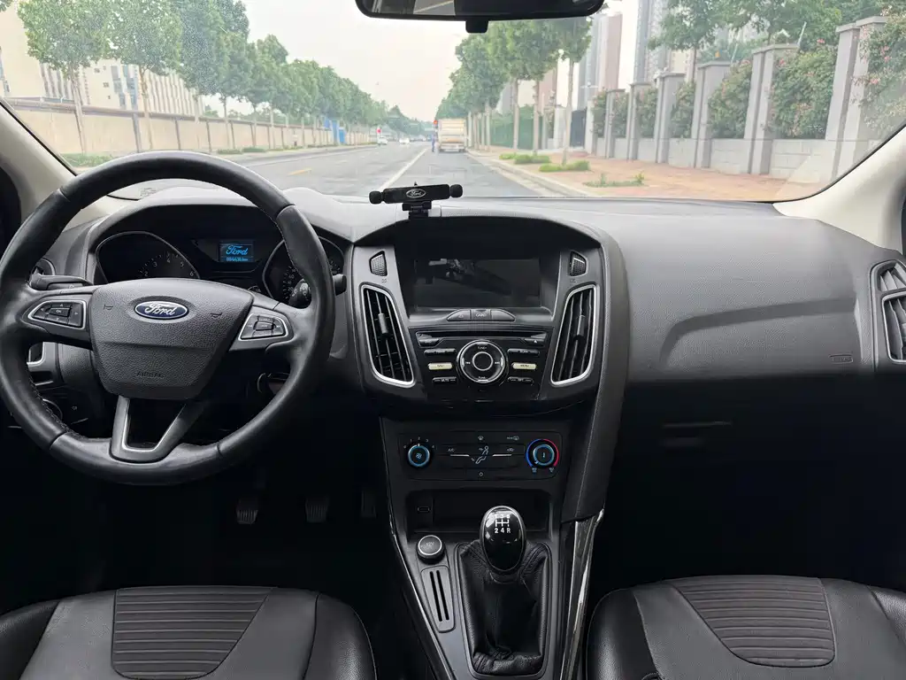 Ford Focus 2018 Sedan Classic 1.6L Manual Fashion Edition Smart Drive Version