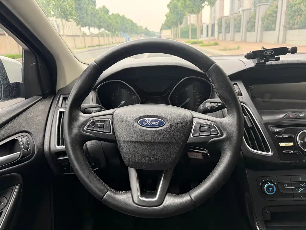 Ford Focus 2018 Sedan Classic 1.6L Manual Fashion Edition Smart Drive Version