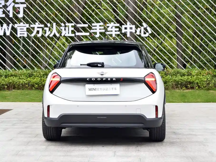 MINI Cooper S 5-door Artist 2025