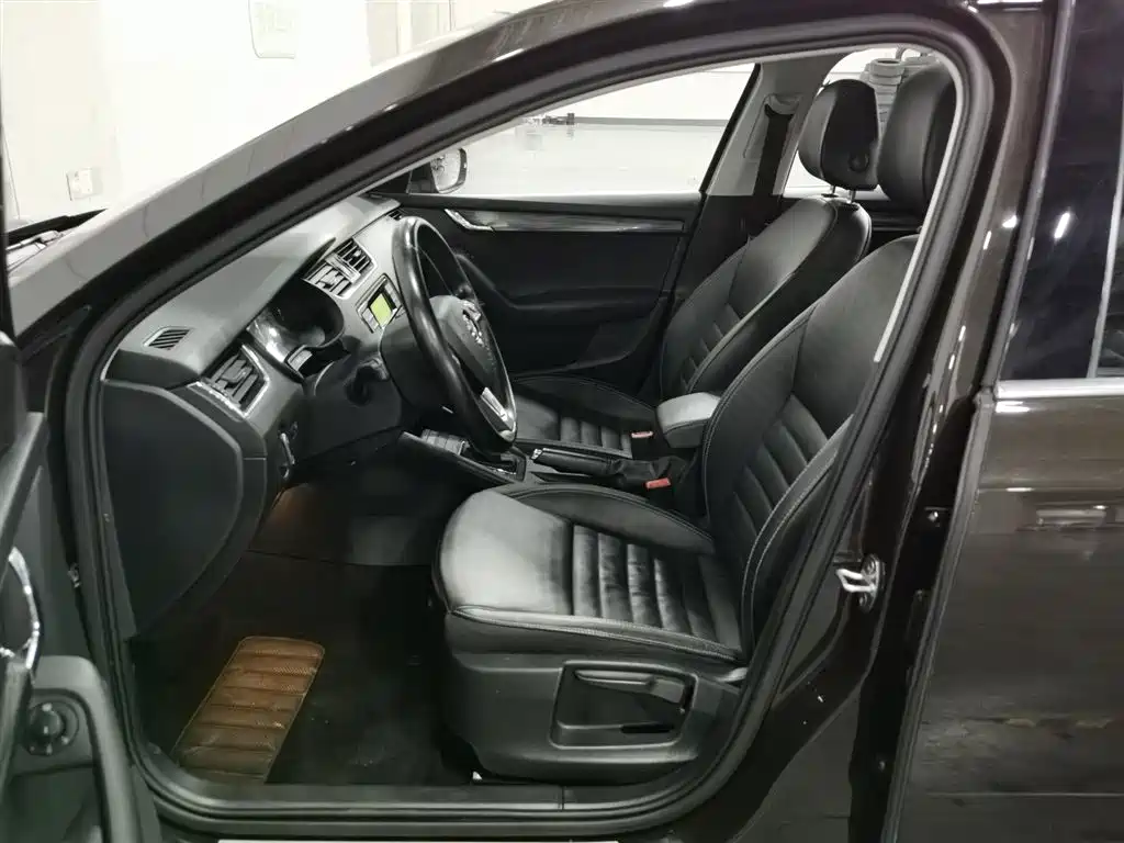 Skoda Octavia 2017 1.6L Automatic Zhixing Edition