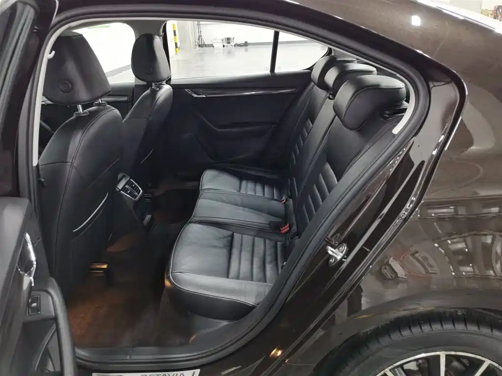 Skoda Octavia 2017 1.6L Automatic Zhixing Edition