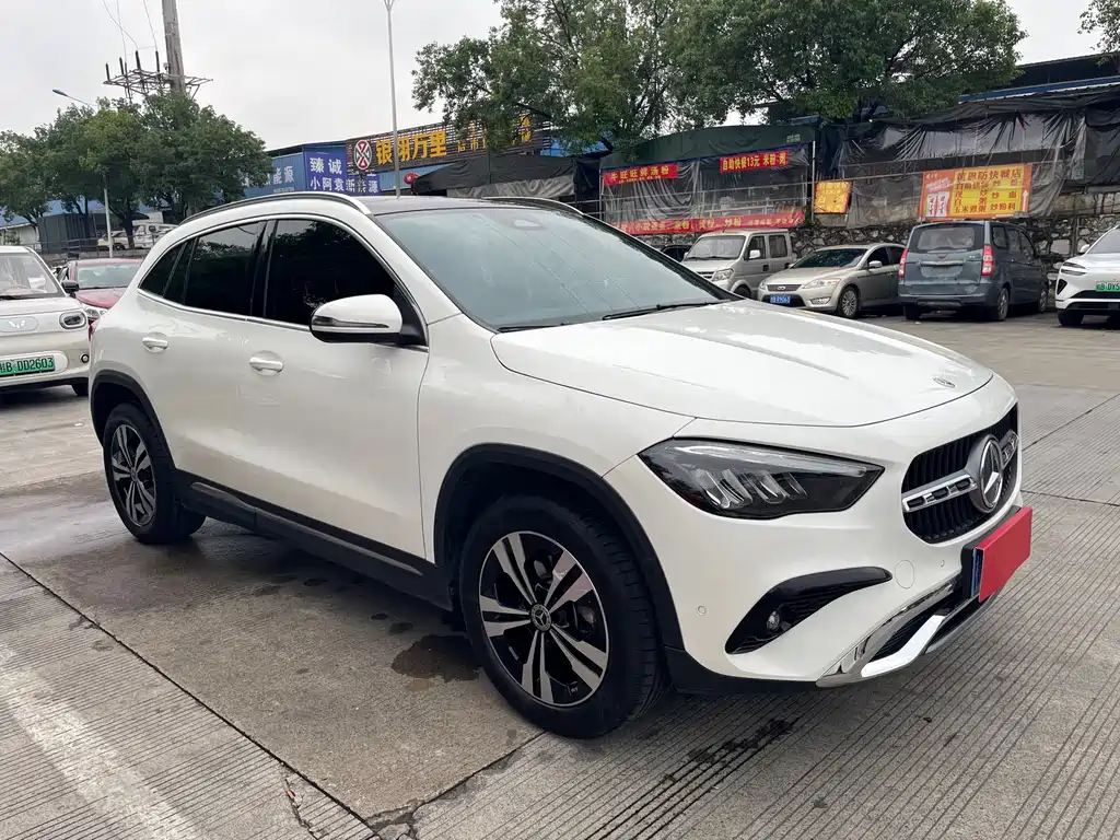 Mercedes-Benz GLA 200 (2024)
