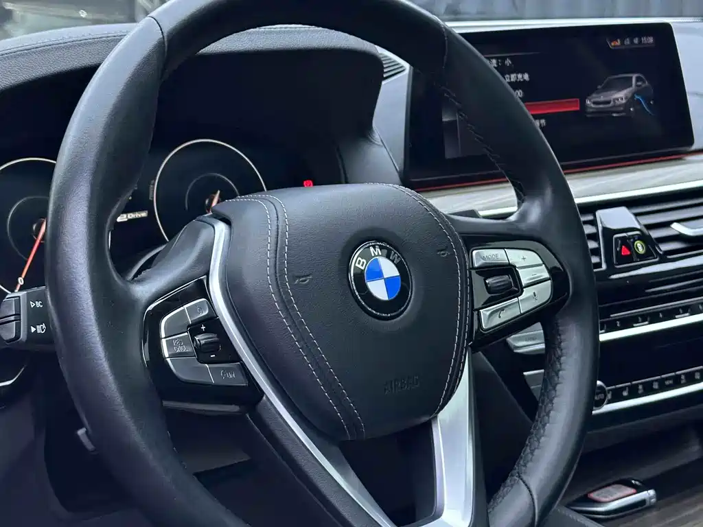 BMW 5 Series PHEV 2019 530Le Luxury Package