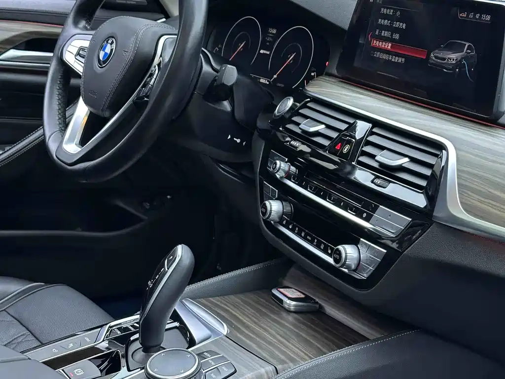 BMW 5 Series PHEV 2019 530Le Luxury Package