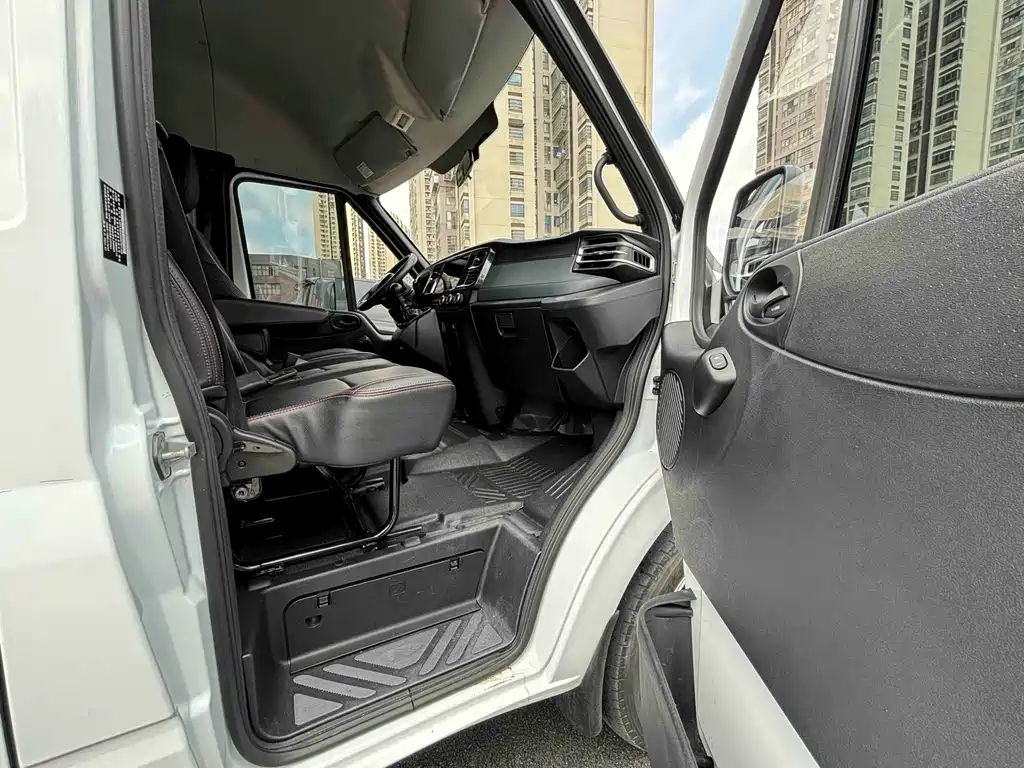 JMC Fushun 2023 2.0T Manual Short Wheelbase Medium Roof Commercial Multi-Purpose Vehicle 6-Seater