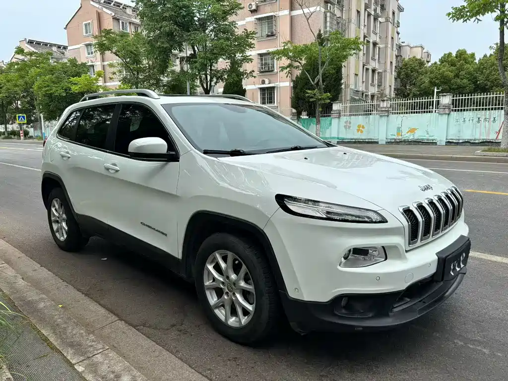 Jeep Cherokee 2016 2.0L Superior Edition