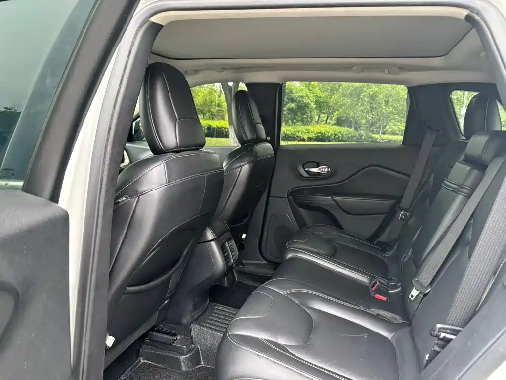 Jeep Cherokee 2016 2.0L Superior Edition