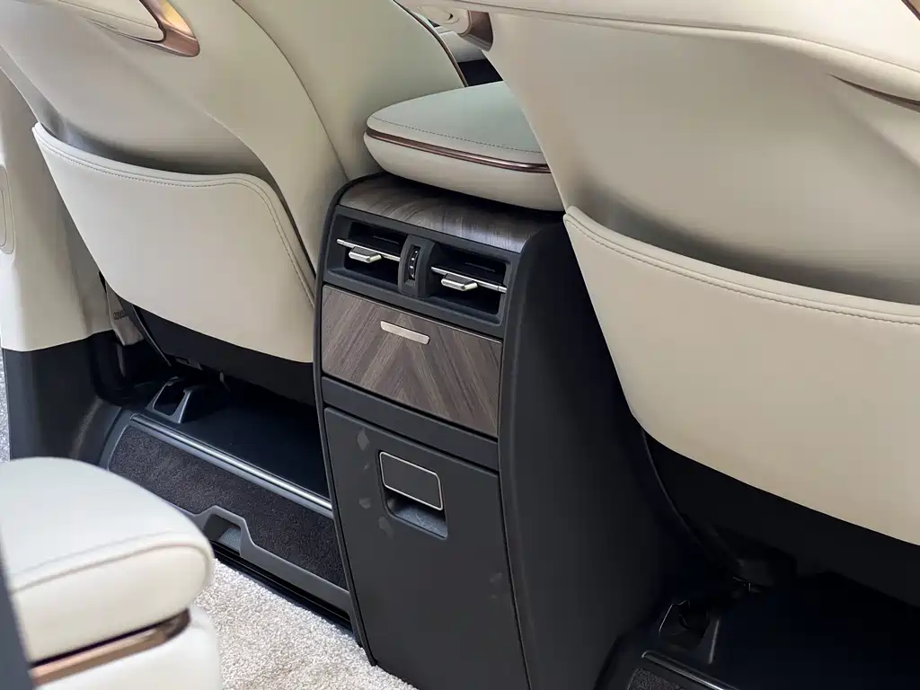 Lexus LM 500h 6-Seater Supreme Edition