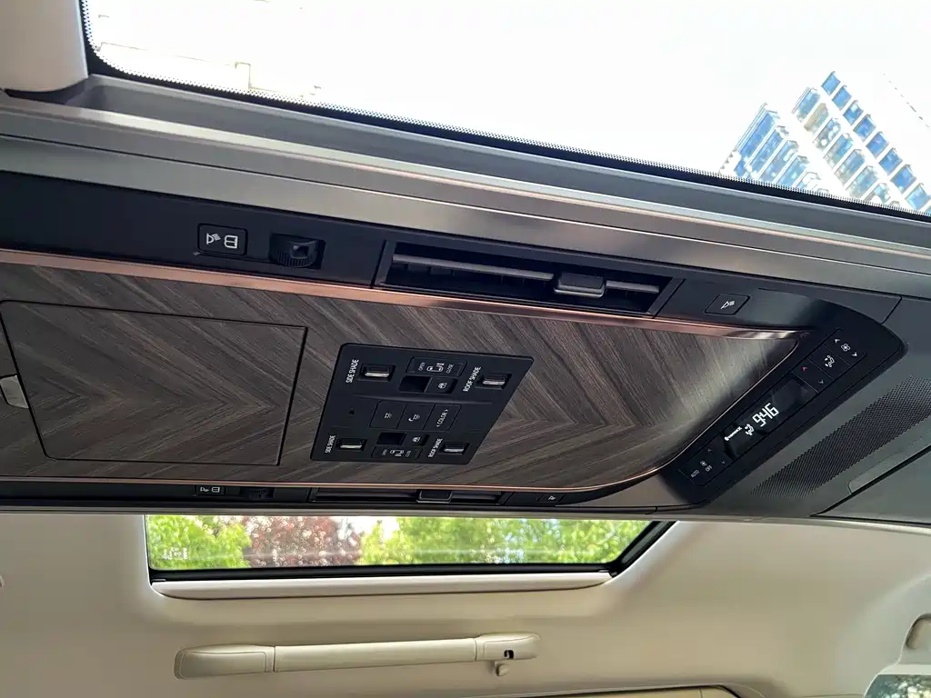 Lexus LM 500h 6-Seater Supreme Edition
