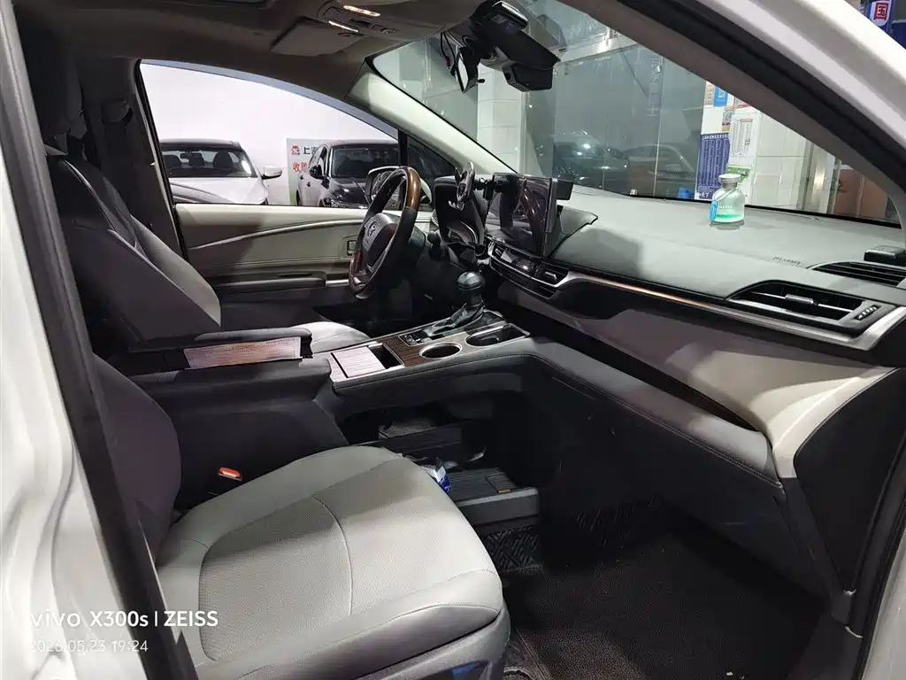 Toyota Granvia 2023 2.5L Hybrid Luxury Edition