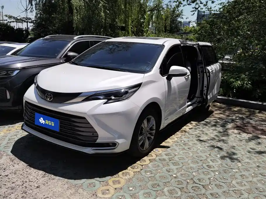 Toyota Sienna 2024 2.5L Hybrid Luxury Edition