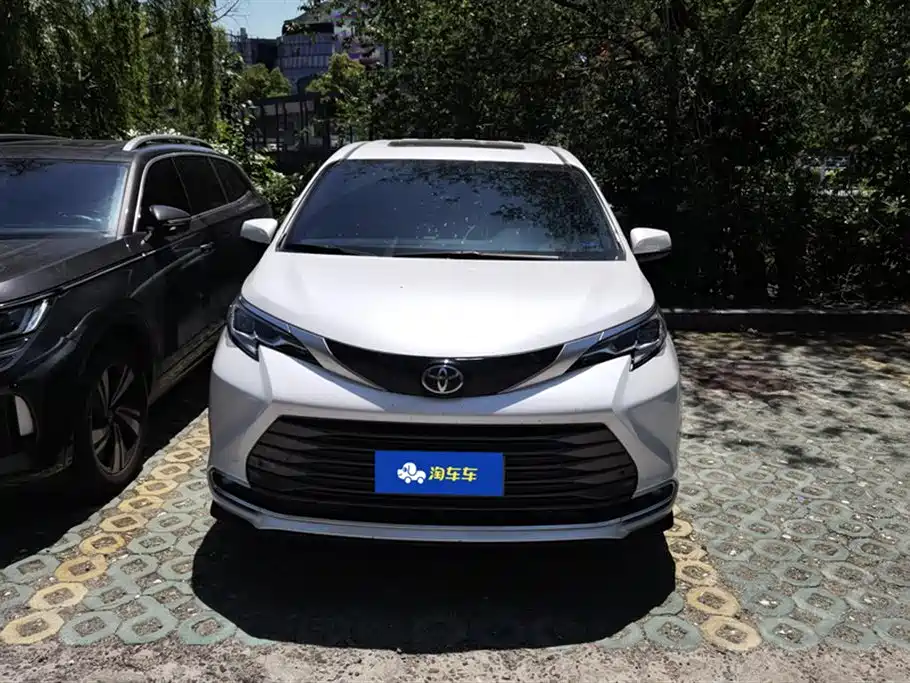 Toyota Sienna 2024 2.5L Hybrid Luxury Edition