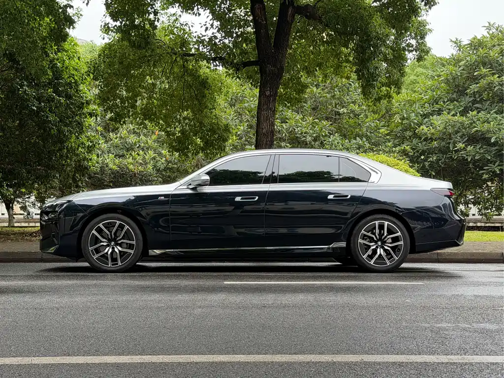 BMW 7 Series 2023 735Li M Sport Package