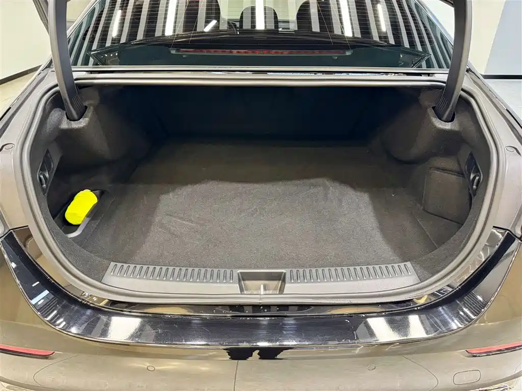 2024 Mercedes-Benz E 350 e L Plug-in Hybrid Sedan