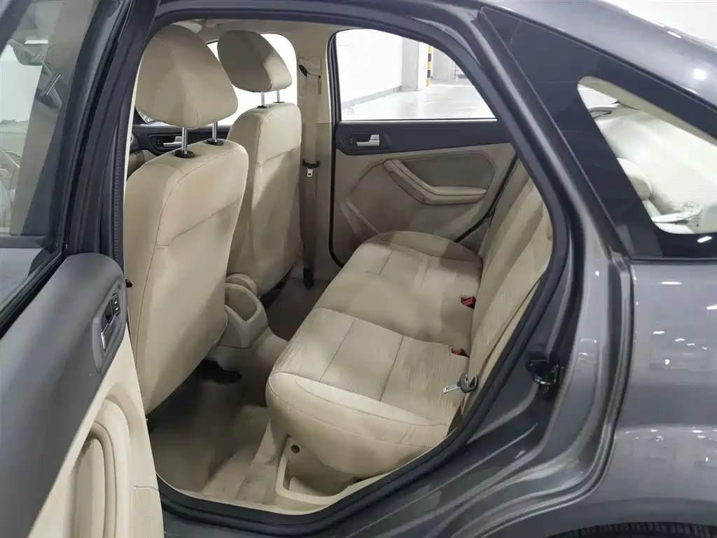 Ford Focus 2013 Sedan Classic 1.8L Manual Base