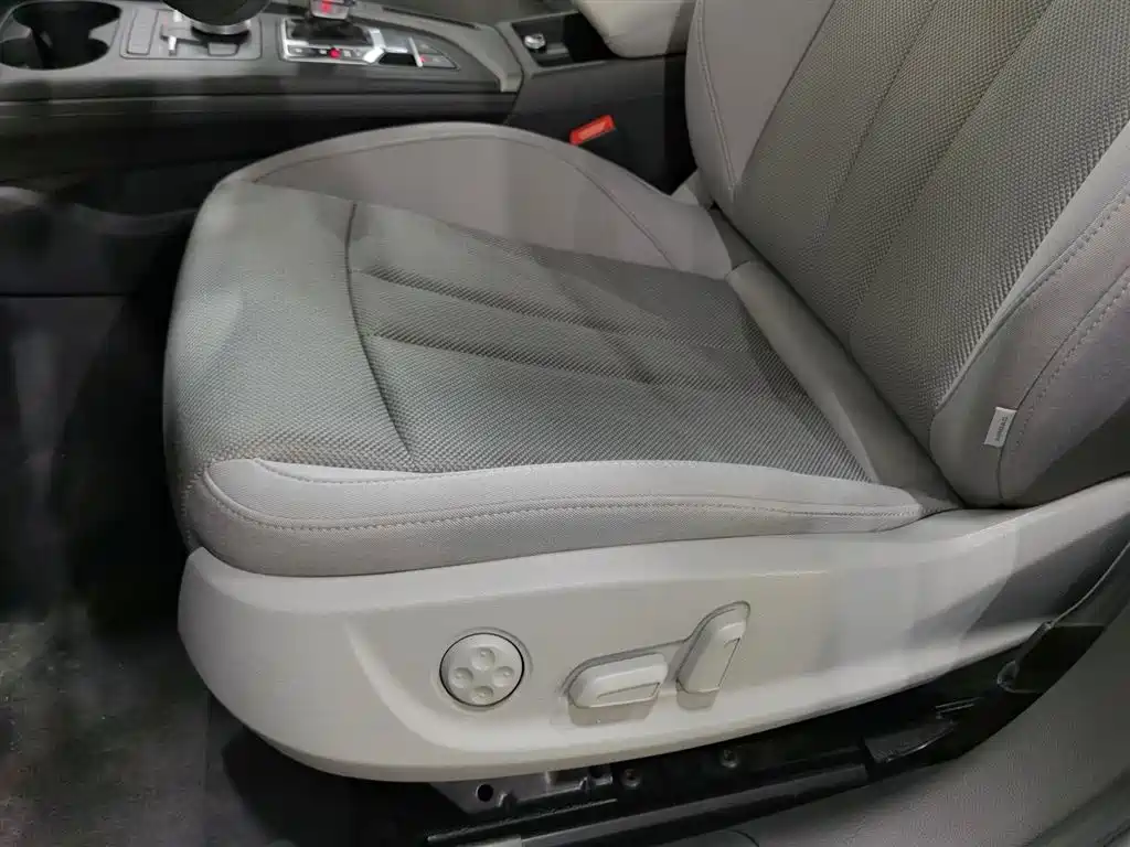 Audi A4L 2018 30th Anniversary Edition 40 TFSI Entry